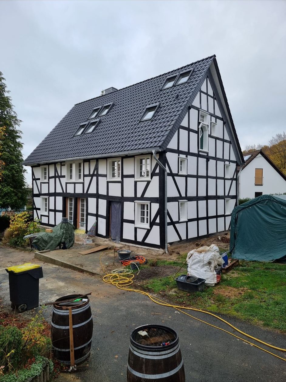 Saniertes Fachwerkhaus in Nümbrecht mit neu verputzten Gefachen und gepflegtem Holzfachwerk – nachher