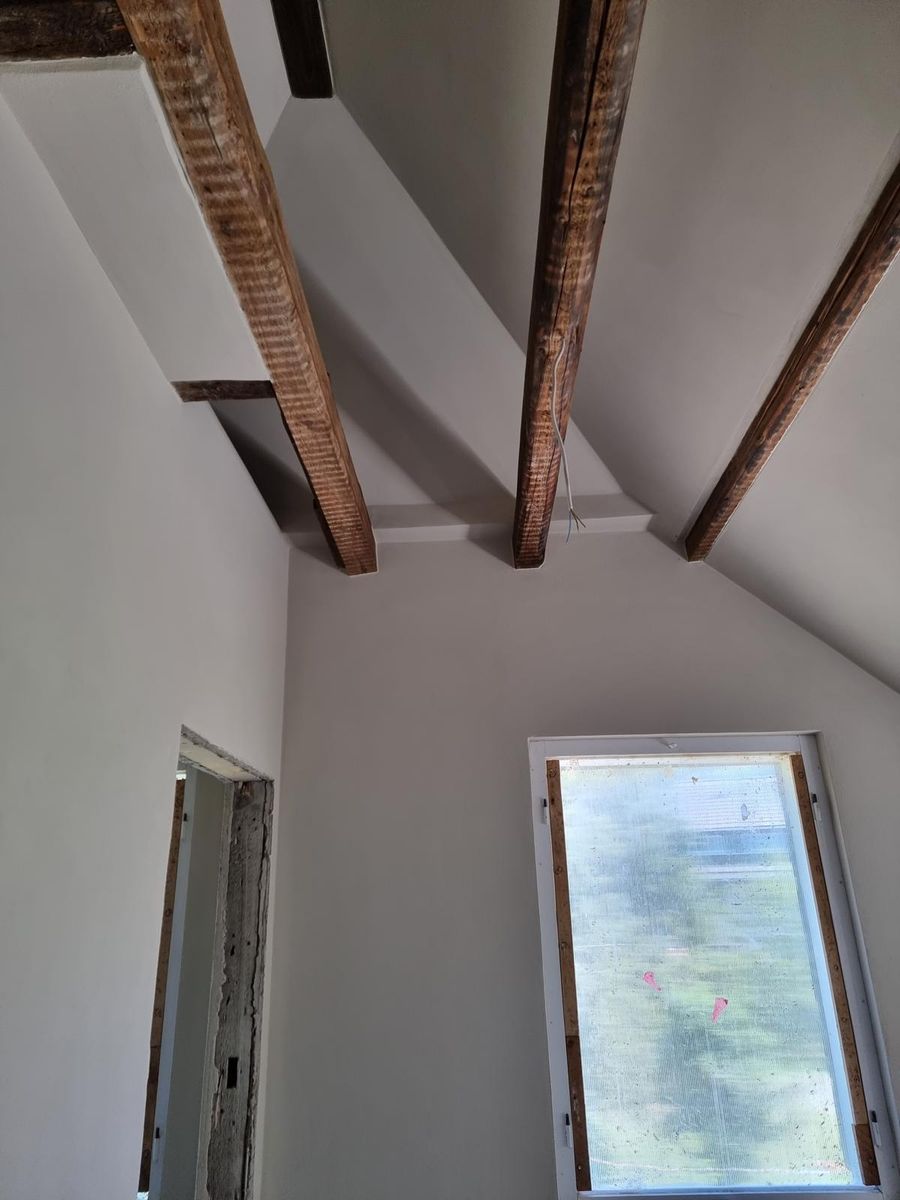 Ausgebautes Dachgeschoss mit Sichtbalken – Projektfoto von Cumia Putzwerk