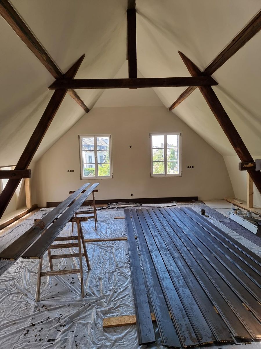 Dachgeschoss mit sichtbarem Tragwerk – Projektfoto von Cumia Putzwerk