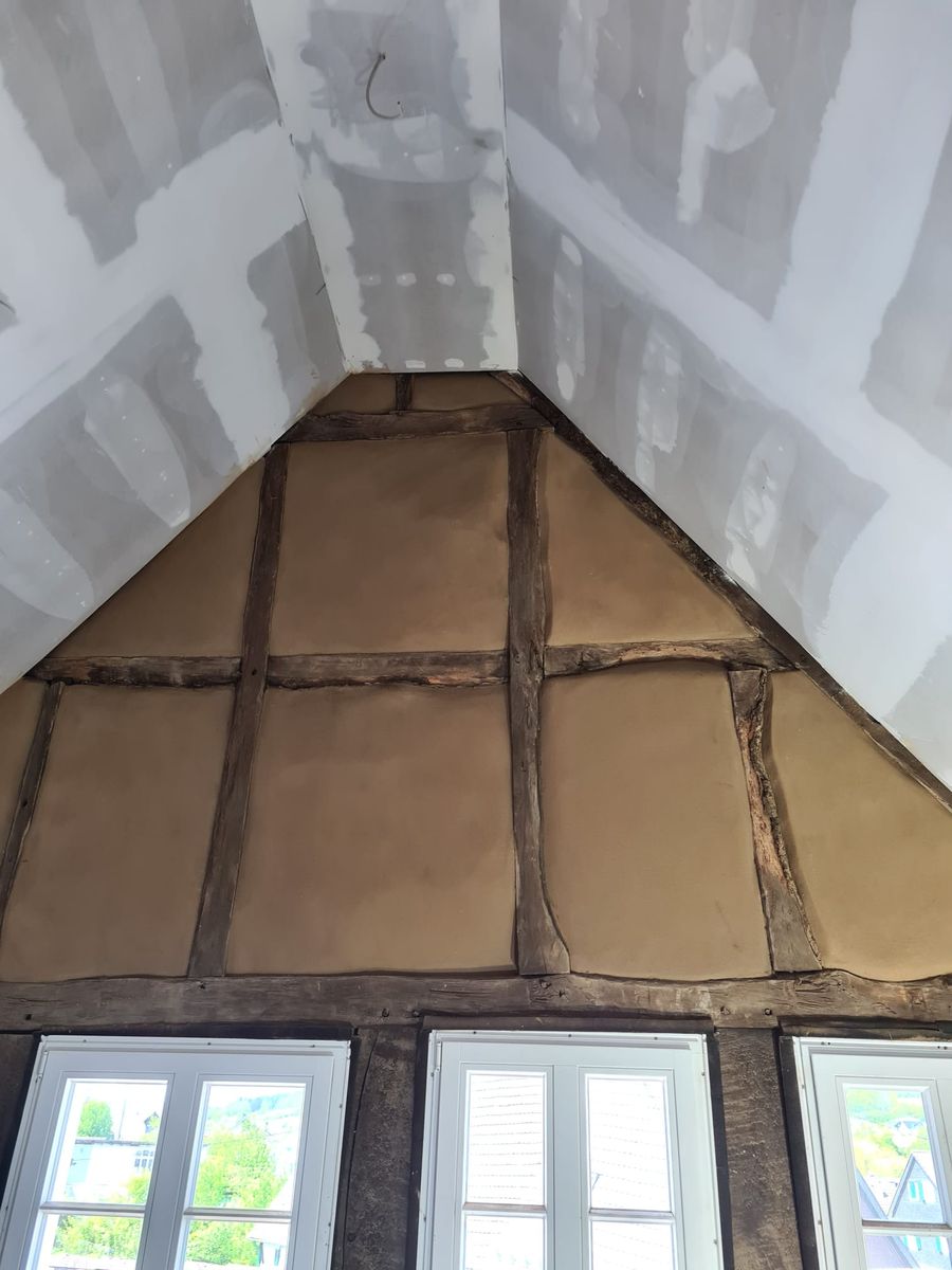 Verputzter Giebel im Innenausbau – Projektfoto von Cumia Putzwerk
