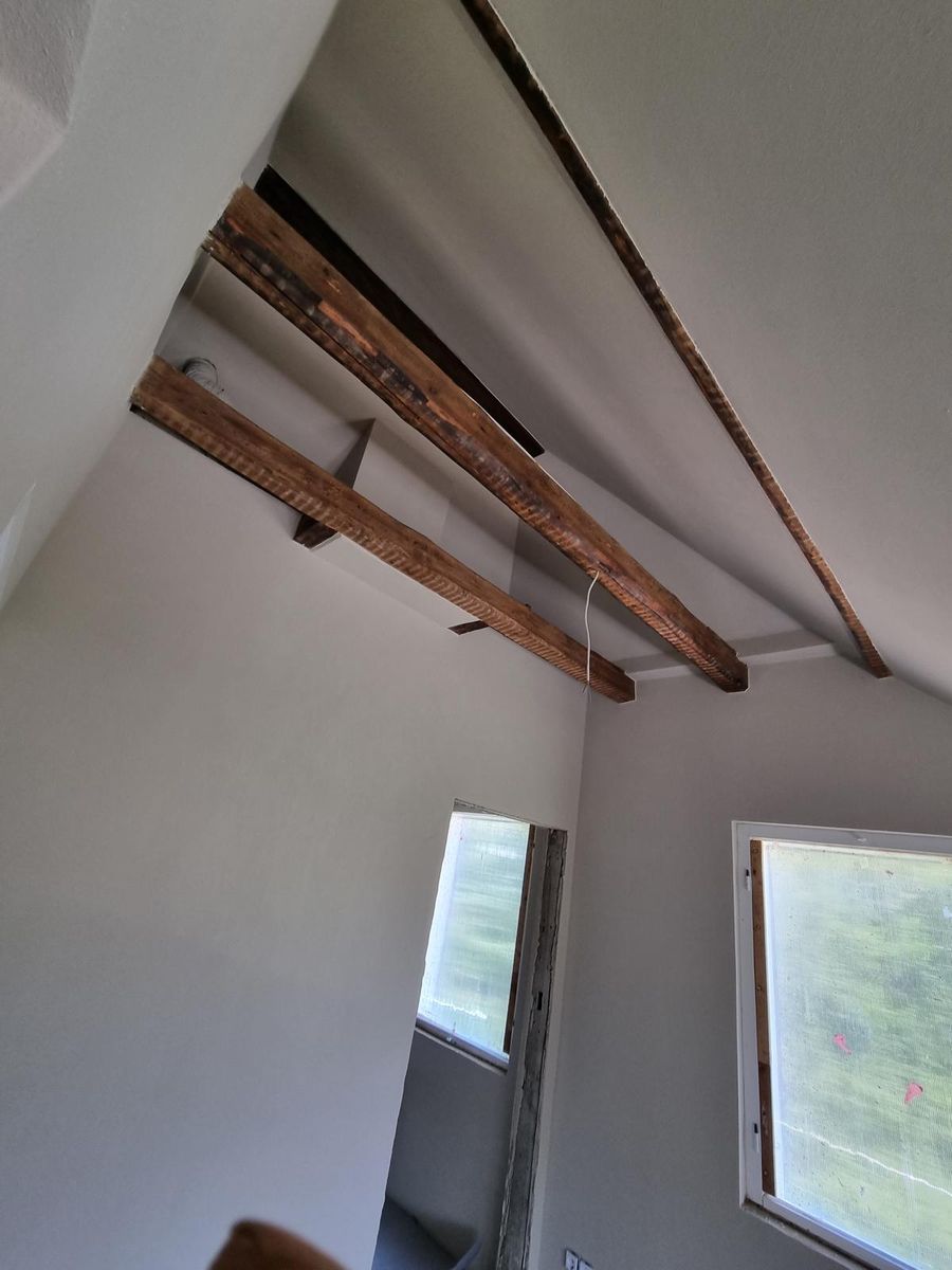 Wohnraum mit Sichtbalkendecke – Projektfoto von Cumia Putzwerk