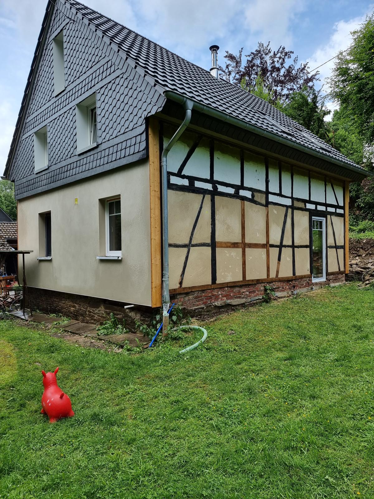 Saniertes Wohnhaus in Rüderrot im Sauerland mit Kalkputzsystem und behutsamer Fachwerkpflege von Cumia Putzwerk